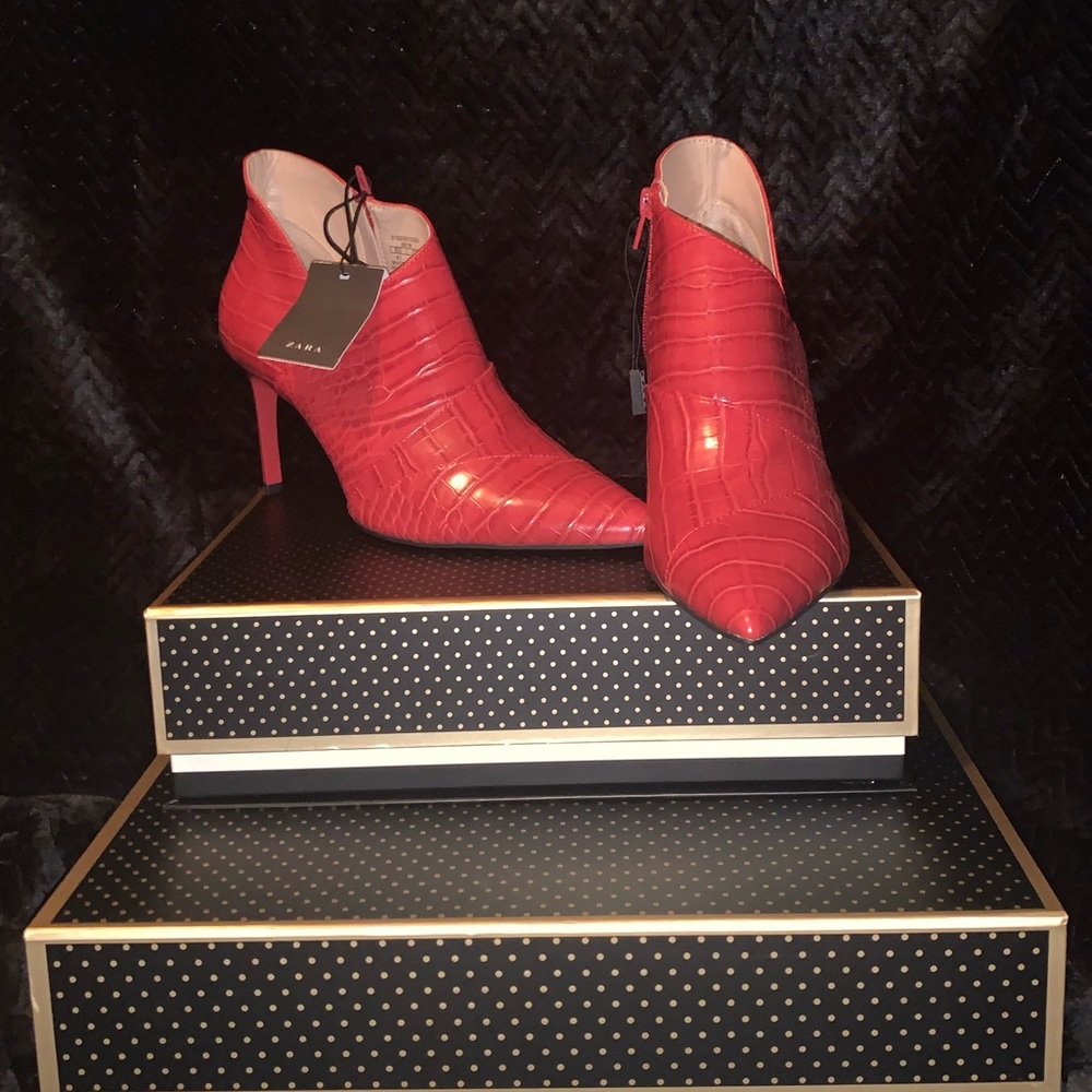 Runs in a size 10 1/2. Perfect for the fall🍁..